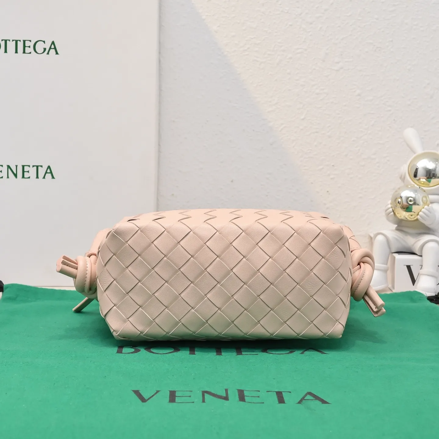 Batch 1360 BOTTEGA VENETA new loop is here! ! Many girls who like BV have owned the Loop bag. It has a simple appearance, classic weaving, and a compact and lightweight bag shape. This innovation continues the "camera bag" shape. Unlike the traditional Loop bag, which can only be worn as a crossbody bag, this innovation It can be carried by hand or cross-body, satisfying both the concave shape and daily needs. The oversized buckle can be folded and used as a handle. The sultry heat in summer ☀️ usually reduces people's desires. Having a lightweight bag will greatly enhance the happiness of traveling🫧 Style number: 6615 Size: 19*12*9cm
